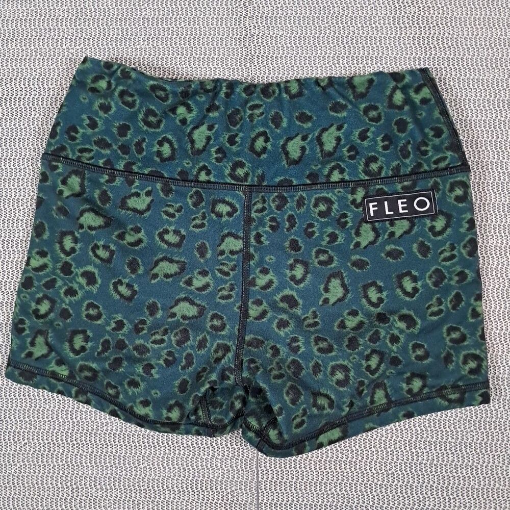 Fleo Women’s 3.5” Leopard Mid Rise Shorts Size M Green/Black - Picture 4 of 8